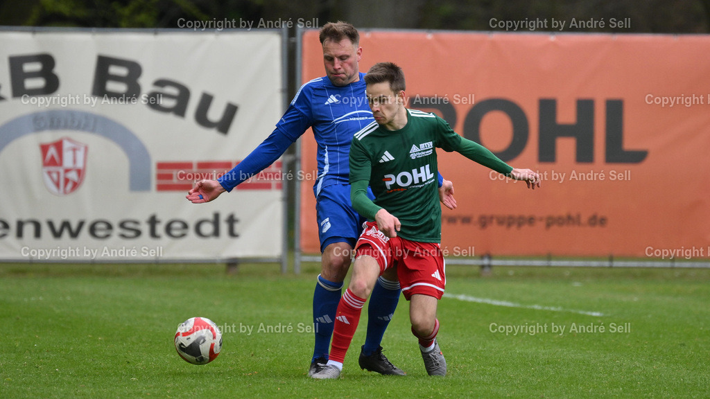 MTSV Hohenwestedt (grün) vs TuS Rotenhof (blau) | Thies Kochanski (MTSV #7) vs Dennis Bienwald (Rotenhof #5) / Fußball-Oberliga Männer 2025/2026 / MTSV Hohenwestedt (grün) vs TuS Rotenhof (blau) / Sportplatz Wilhelmhöh / Hohenwestedt / 25.04.26 - Realisiert mit Pictrs.com