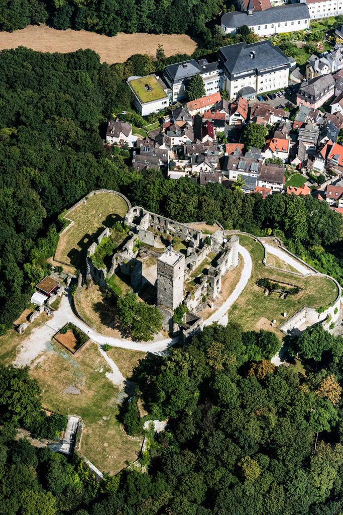 dr_0012959.jpg | KöNIGSTEIN IM TAUNUS 06.09.2016 Ruine und Mauerreste der ehemaligen Burganlage und Feste Königstein in Königstein im Taunus im Bundesland Hessen. // Ruins and vestiges of the former castle Koenigstein in Koenigstein im Taunus in the state Hesse. Foto: Daniel Reiter
