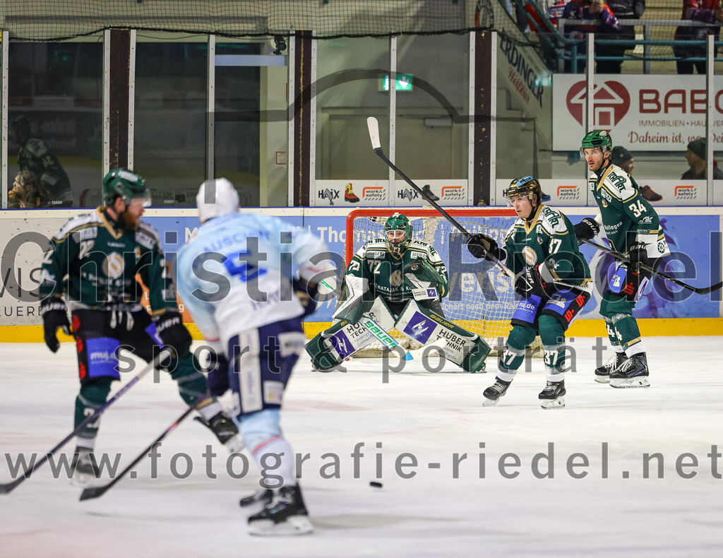 2025-12-23_132_TSV_Erding_gegen_Heilbronner_Falken | Erding, Deutschland, 23.12.2025:Eishockey, Oberliga Süd 2025 / 2026, 29. Spieltag, TSV Erding gegen Heilbronner Falken, Endergebnis: 5:4Grady Hobbs (Erding Gladiators, #22), Jeroen Plauschin (Heilbronner Falken, #5), Torwart David Zabolotny (Erding Gladiators, #72), Thomas Matheson (Erding Gladiators, #37), Bastian Cramer (Erding Gladiators, #34)Foto: Christian Riedel / fotografie-riedel.net