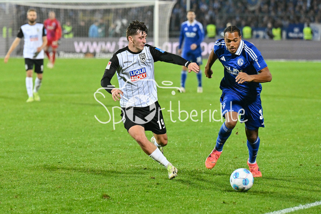 SSV Ulm 1846 Fussball - FC Schalke 04 | im Duell Jonathan MEIER (SSV Ulm #19) und Anton Leander DONKOR (FC Schalke #30) / Zweikampf / 2. Bundesliga: SSV Ulm 1846 Fussball - FC Schalke 04, Donaustadion am 01.11.2024