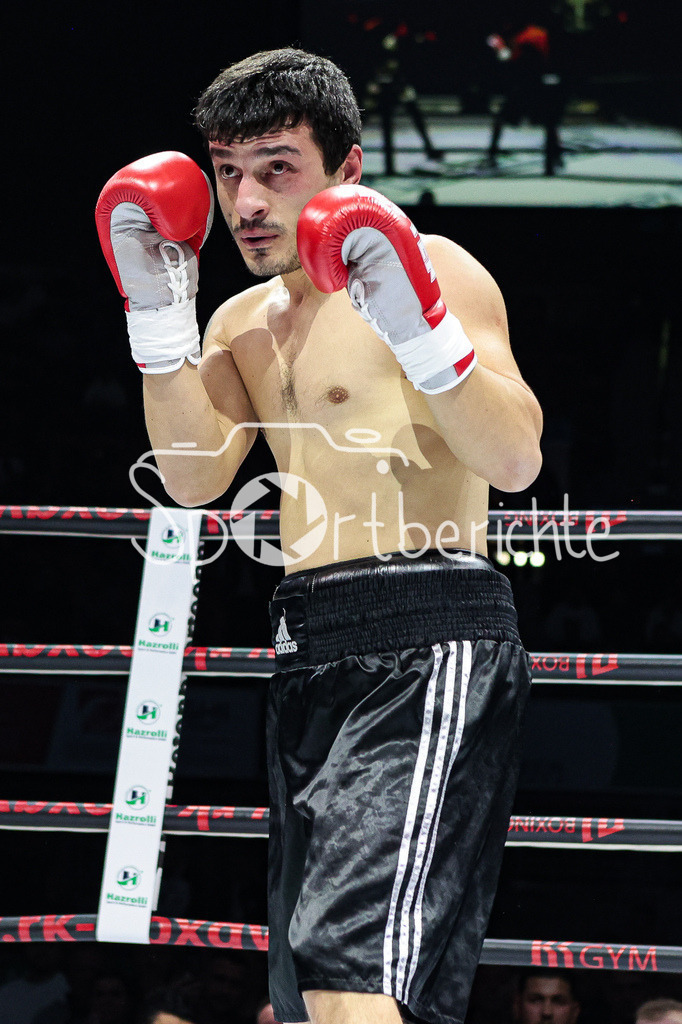 Profi - Box - Gala / Main Event | Nika GVAJAVA (schwarze Hose) in seinem Kampf gegen Kushtrim TAHIRUKAJ (rot schwarze Hose)