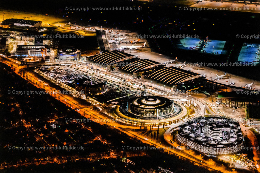 Hamburg_Fuhlsbüttel_Flughafen_Terminal_Nachtaufnahme_ELS_7805060325 | HAMBURG 06.03.2025 Nacht- Lichter und Beleuchtung Abfertigungs- Gebäude und Terminals auf dem Gelände des Flughafen " Hamburg Airport Helmut Schmidt "(ICAO-Code EDDH)im Ortsteil Fuhlsbüttel in Hamburg, Deutschland. Weiterführende Informationen bei: Drees &amp; Sommer SE,  Flughafen Hamburg GmbH,  IDEA Architekten GbR,  Weber Poll Ingenieurbüro für Bauwesen GbR,  gmp International GmbH. // Night lighting dispatch building and terminals on the premises of the airport " Hamburg Airport Helmut Schmidt "(ICAO-Code EDDH) in the district Fuhlsbuettel in Hamburg, Germany. Further information at: Drees &amp; Sommer SE,  Flughafen Hamburg GmbH,  IDEA Architekten GbR,  Weber Poll Ingenieurbuero fuer Bauwesen GbR,  gmp International GmbH. Foto: Martin Elsen