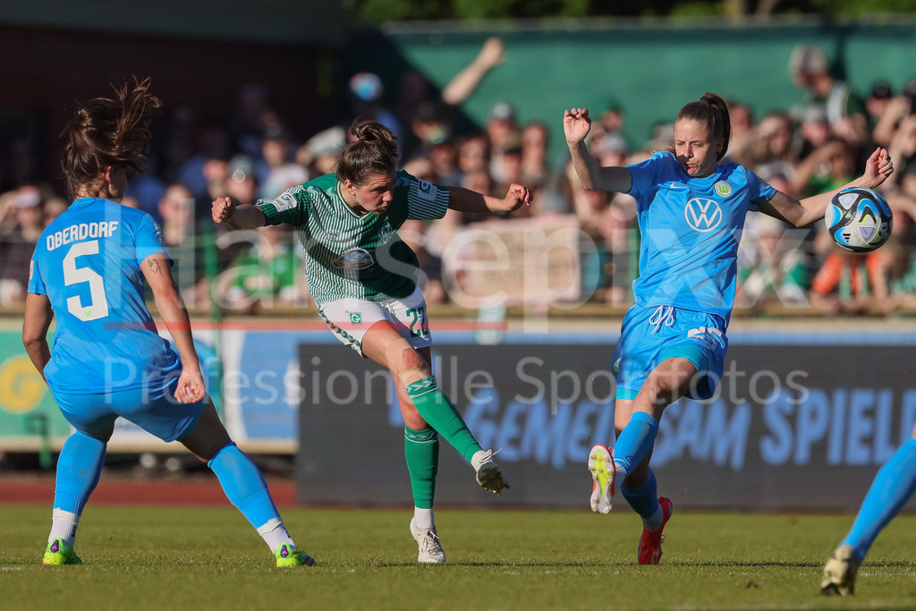 Fussball, Google Pixel Frauen-Bundesliga, SV Werder Bremen - VfL Wolfsburg | v.li.: Rieke Dieckmann (SV Werder Bremen, 22) und Vivien Endemann (VfL Wolfsburg, 25) im Zweikampf, Duell, Dynamik, Aktion, Action, Spielszene, DIE DFB-RICHTLINIEN UNTERSAGEN JEGLICHE NUTZUNG VON FOTOS ALS SEQUENZBILDER UND/ODER VIDEOÄHNLICHE FOTOSTRECKEN. DFB REGULATIONS PROHIBIT ANY USE OF PHOTOGRAPHS AS IMAGE SEQUENCES AND/OR QUASI-VIDEO.