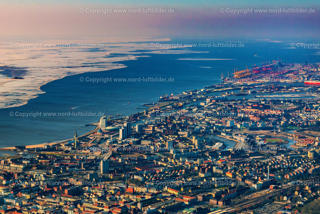 Bremerhaven_Eis_Winter_ELS_0061020324 | BREMERHAVEN 02.03.2018 Winterlich schneebedeckte Stadtansicht am Ufer des Flußverlaufes Weser in Bremerhaven im Bundesland Bremen, Deutschland. // Wintry snowy city view on the river bank Weser in Bremerhaven in the state Bremen, Germany. Foto: Martin Elsen