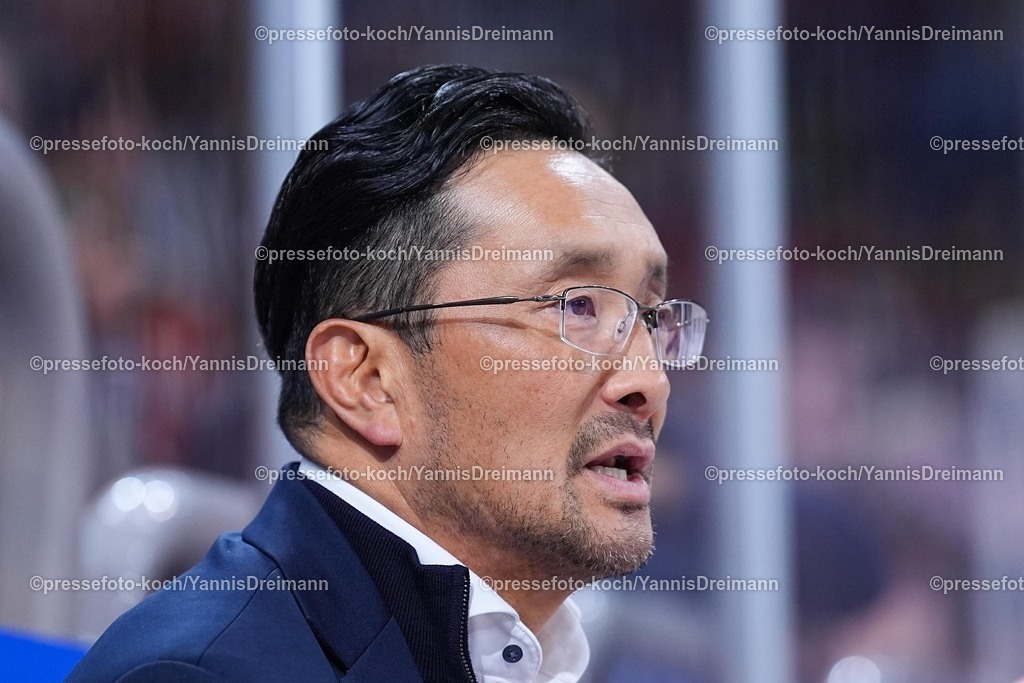 xYDR12102501087 | 12.10.2025, xydrx, Eishockey, DEL2, Düsseldorfer EG - Eispiraten Crimmitschau, PSD Bank Dome Düsseldorf: Esbjoern Hofverberg (Assistenstrainer Eispiraten Crimmitschau)