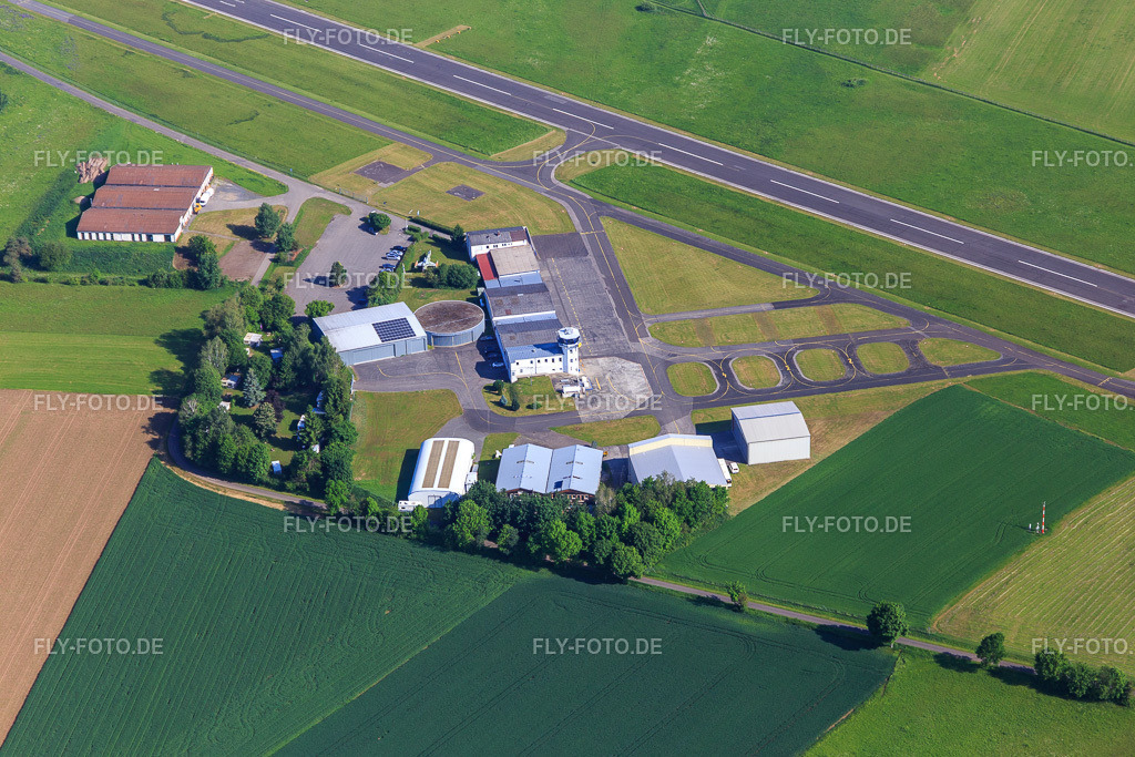 Tower und Hangar am Verkehrslandeplatz Haßfurt-Haßberge GmbH http://www.flugplatz-hassfurt.de/ | Luftbild: Tower und Hangar am Verkehrslandeplatz Haßfurt-Haßberge GmbH http://www.flugplatz-hassfurt.de/ im Ortsteil Kleinaugsfeld in Haßfurt im Bundesland Bayern in Deutschland. Foto: IMG_099879.jpg vom 25.05.2017 durch Werner Riehm/FLY-FOTO.de - Realisiert mit Pictrs.com