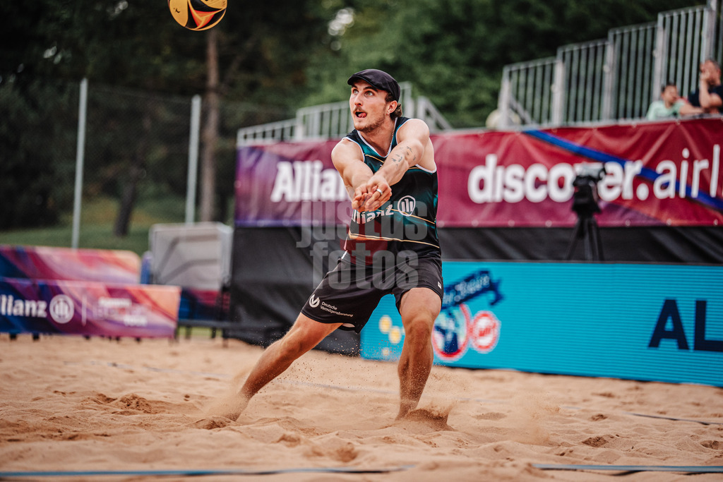 Beachvolleyball | München | Allianz German Beach Tour 2025 | Tourstop München | 03.07.2025 | Simon Pfretzschner nimmt den Ball an