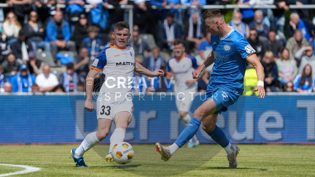 Fußball, Herren, Saison 2024/2025, Finaltag der Amateure 2025, Landespokal Brandenburg, Finale, VfB 1921 Krieschow vs. RSV Eintracht 1949, Samstag 24.05.2025, Volksparkstadion Neuruppin, | Fußball, Herren, Saison 2024/2025, Finaltag der Amateure 2025, Landespokal Brandenburg, Finale, VfB 1921 Krieschow vs. RSV Eintracht 1949, Samstag 24.05.2025, Volksparkstadion Neuruppin, Im Bild: Paul Pahlow (l. VfB) und Matthias Steinborn (r. RSV) - Realisiert mit Pictrs.com