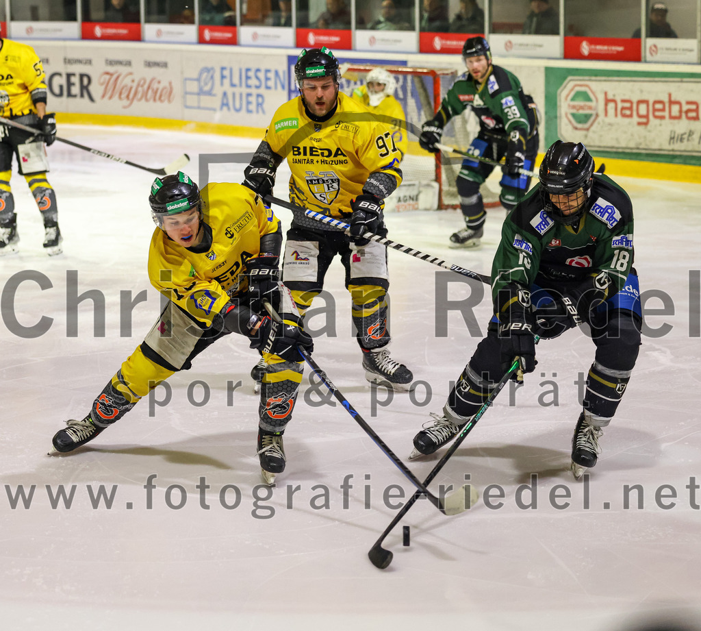 2023-02-10_094_TSV_Erding_gegen_ERSC_Amberg | Erding, Deutschland, 10.02.2023:
Eishockey, Bayernliga Meisterrunde Gruppe B 2022 / 2023, 3. Spieltag, TSV Erding gegen ERSC Amberg, Endergebnis: 6:3

Daniel Krieger (ERSC Amberg, #97), Daniel Krzizok (Erding Gladiators, #18)

Foto: Christian Riedel / fotografie-riedel.net