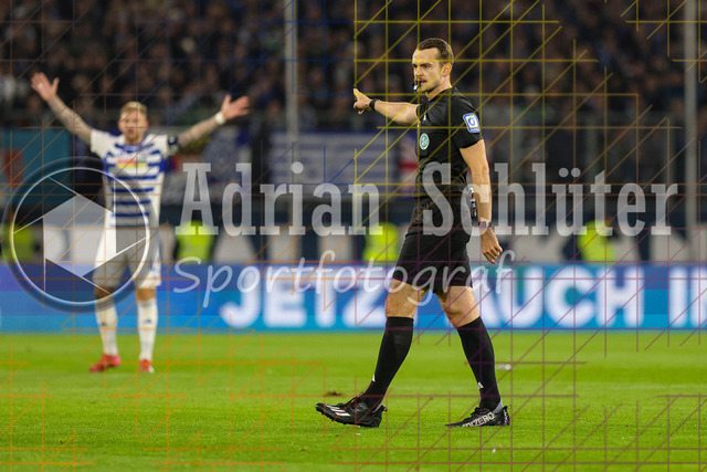 MSV Duisburg vs Rot-Weiss Essen - 3. Liga | Duisburg, Deutschland, 26.10.25:   Schiedsrichter Richard Hempel gestikuliert, Gestik waehrend des Spiels der 3. Liga MSV Duisburg vs Rot-Weiss Essen in der schauinsland-reisen-arena(Foto von Brauer-Fotoagentur / Adrian Schlueter)