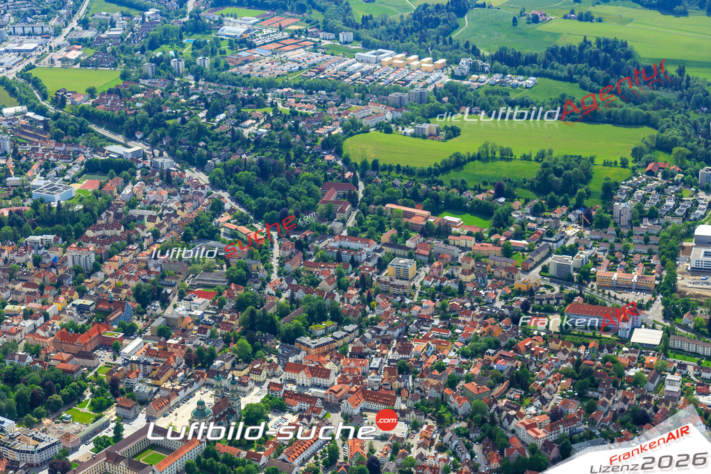 Die Luftaufnahme der Stadt Kempten Allgäu wurde vom UL-Flugzeug heraus erstellt ( keine Drohne )- hohe Auflösung für beste Qualität