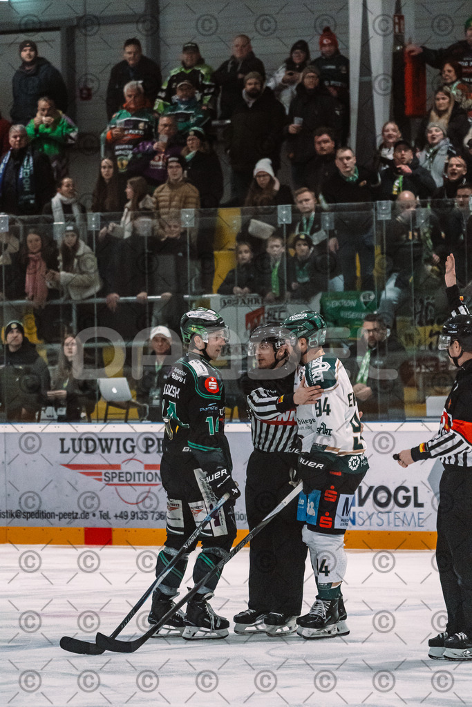 Alligators_vs_Erding_12_12_2025-174 | Höchstadt Alligators Fotogalerie: Eishockey-Action aus Franken. Professionelle Spielfotos, Portraits & Stadionbilder zum Download. Jetzt entdecken! - Realisiert mit Pictrs.com