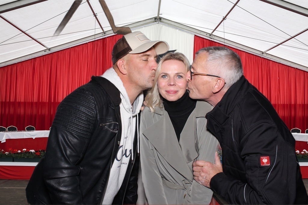 top-top.de 240928-182 | Foto, Video, Fotografie, Videografie, Fotobox, DJ, Discjockey, Musik, Musikbox, Veranstaltung, Photobooth, Amazon, Ebay, Buchtipp, Bestseller, Autor, Verlag, Buch, Wesel, Hamminkeln, NRW, Dinslaken, Rees, Drohne, Hochzeit, Party, Fotobox, Wesel, Fotograf