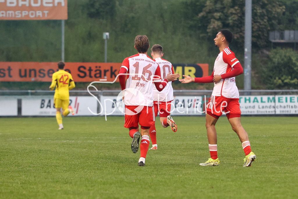 TSV Buchbach - FC Bayern Amateure | freuen sich ueber den Ausgleich zum 1-1 / Luca DENK (FCB #16) und Vincent MANUBA (FCB #20)