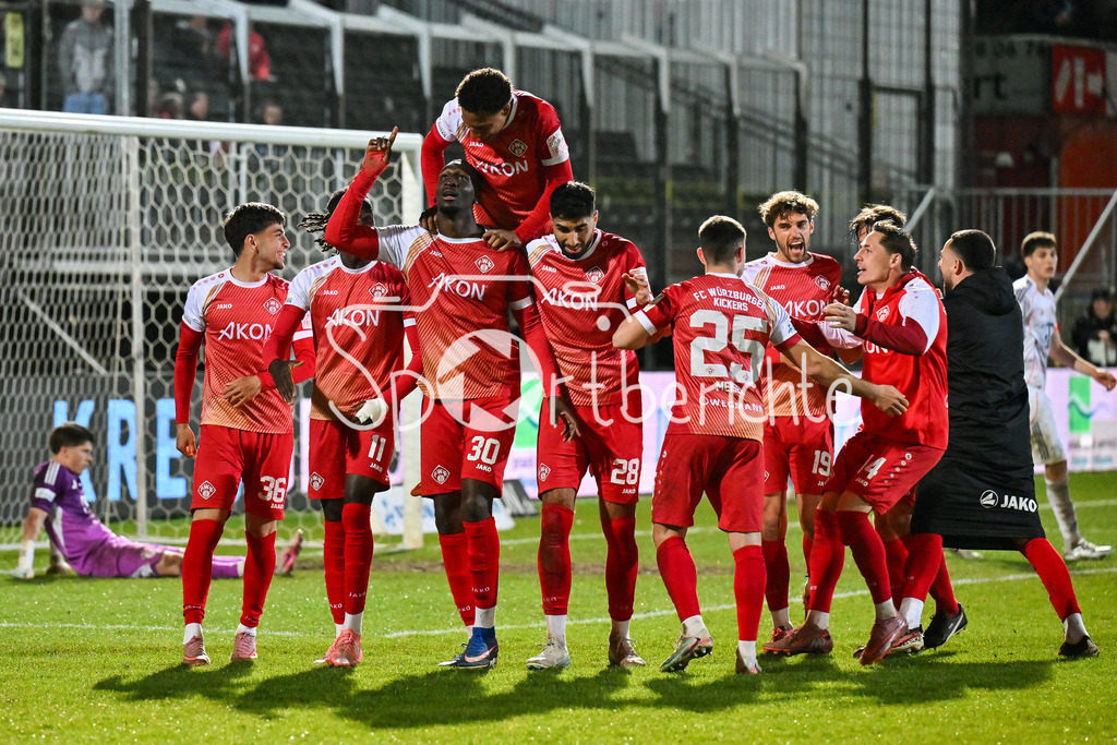 FC Würzburger Kickers - FC Bayern Amateure | WÜRZBURG, DEUTSCHLAND - 10. APRIL: grenzenloser Jubel der Hausherren nach dem Siegtreffer zum 2-1 in der Nachspielzeit durch Tarsis BONGA (Würzburger Kickers 30) / Tor / Torschuetze / Freude / Happy während dem Match zwischen dem FC Würzburger Kickers und den Amateuren des FC Bayern München am 28. Spieltag der Regionalliga Bayern in der AKON Arena