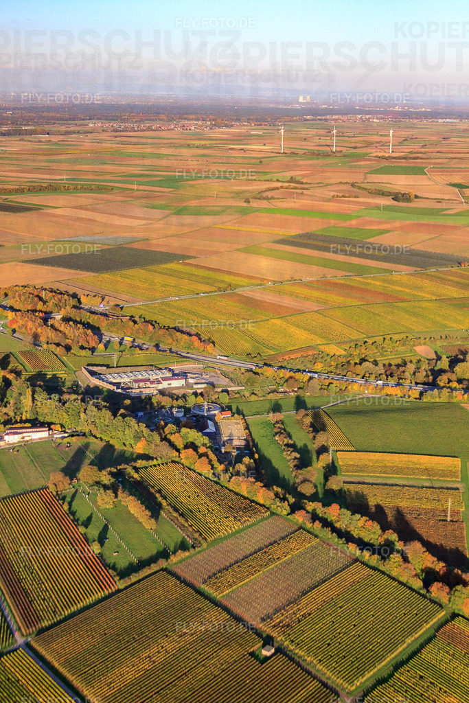 Geothermiekraftwerk vor Windpark | Luftbild: Geothermiekraftwerk vor Windpark in Insheim im Bundesland Rheinland-Pfalz in Deutschland. Foto: IMG_60578.jpg vom 24.10.2013 durch Werner Riehm/FLY-FOTO.de - Realisiert mit Pictrs.com