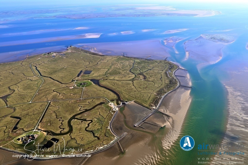 Wattenmeer, Fahrrinne und Priele - Hallig Langeneß | Entdecken Sie atemberaubende Luftbilder und Fotografien auf airwatch.de - Tauchen Sie ein in eine Welt voller faszinierender Aufnahmen aus der Vogelperspektive.