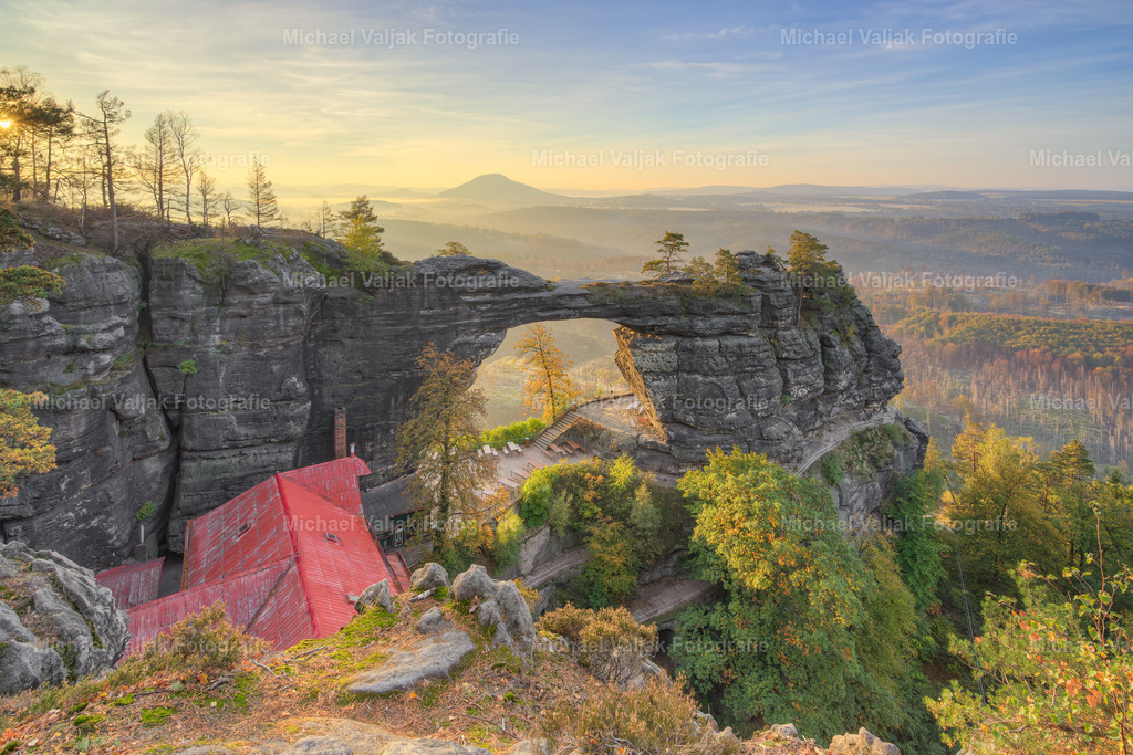 Prebischtor im Elbsandsteingebirge | Morgens kurz nach Sonnenaufgang beim Prebischtor im böhmischen Teil des Elbsandsteingebirges. Es ist die größte natürliche Sandstein-Felsbrücke Europas. Mit einer Spannweite von 26,5, einer lichten Höhe von 16, einer maximalen Breite von 8 und einer Torbogenstärke von 3 Metern gehört es zu den herausragendsten Naturdenkmälern des Elbsandsteingebirges. - Realisiert mit Pictrs.com