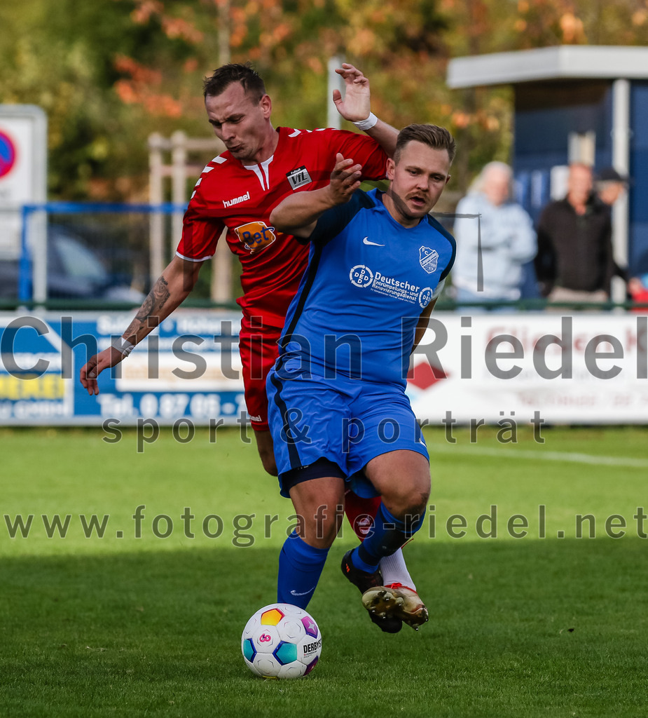 2023-11-04_084_FC_Langengeisling_gegen_VfL_Waldkraiburg | Erding, Deutschland, 04.11.2023:
Fußball, Bezirksliga Oberbayern Ost 2023 / 2024, 16. Spieltag, FC Langengeisling gegen VfL Waldkraiburg, Endergebnis: 2:0

Marius Bindiu (VfL Waldkraiburg, #19), Hannes Dornauer (FC Langengeisling, #33)

Foto: Christian Riedel / fotografie-riedel.net