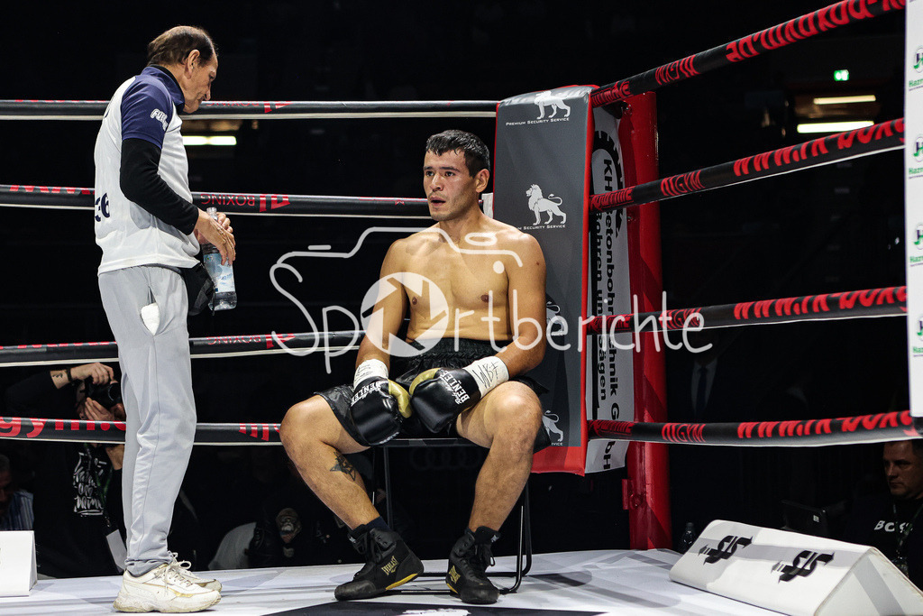 Profi - Box - Gala / Main Event | Hernan David PEREZ (schwarze Hose) im WBF Titelkampf