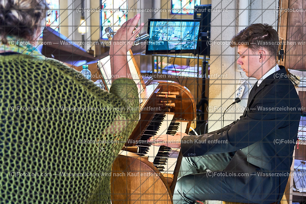 ALP1255_PfarrFirmung Wieselburg_Firmling an Orgel | (C)FotoLois.com, Alois Spandl, Firmung in der Pfarrkirche Wieselburg mit Generalvikar Dr. Christoph Weiss, Dechant Pfarrer Daniel Kostrzycki und Monignore Franz Dammerer, Sa 15. Juni 2024.