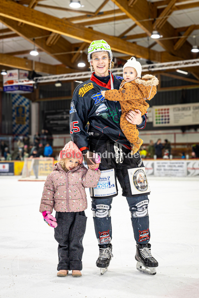 Peißenberg MINERS gegen VfE Ulm/Neu-Ulm DEVILS | Eishockey Bayernliga 2025/26 Vorrunde 24. Spieltag, Peißenberg MINERS gegen VfE Ulm/Neu-Ulm DEVILS, 20260104,Ryan MURPHY (MINERS 15) mit Kinder,2026-01-04 in Peißenberg (flatbuy Arena Peißenberg), Ryan MURPHY (MINERS 15)Copyright: WolfgangxLindner www.foto-lindner.de