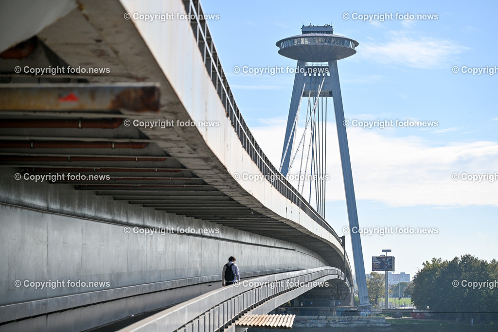 Slowakei_ Bratislavsky kraj_ Bratislava_ 08.10.2024-90 | 08.10.2024, Slowakei, SVK, Bratislavsky kraj, Bratislava, im Bild Bratislava, Stadtansichten, Gebauede, Sehenswurdigkeiten, Tourismus, Touristen, Cafe, Denkmal, Strasse, Donau, Bruecke, Schiff, Burg, Hrad, Ufo, Restaurant, Souvenier, Menschen, Bahnhof, Zug, Hauptstadt