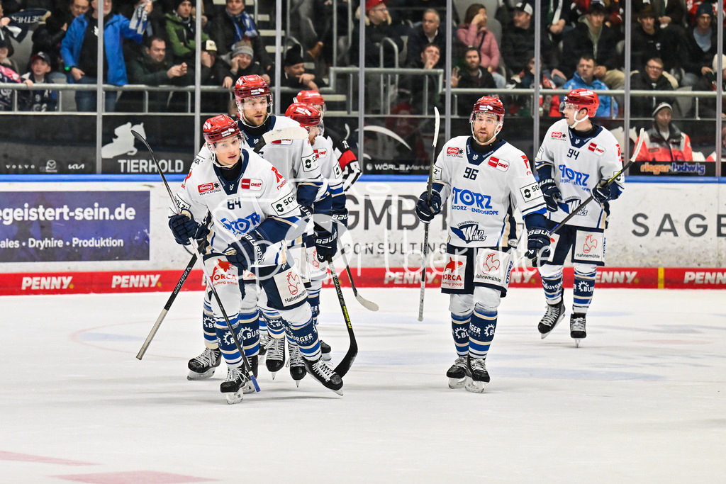 Augsburger Panther - Schwenninger Wild Wings | AUGSBURG, GERMANY - 02. JANUARY: Jubel der Wild Wings nach dem Treffer zum 6-7 Ausgleich durch Boaz BASSEN (Schwenninger Wild Wings 64) / Tor / Torschuetze / Freude / Happy während dem Match zwischen den Augsburger Panthern und den Schwenninger Wild Wings am 35. Spieltag der Penny DEL im Curt Frenzel Stadion