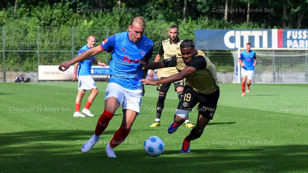 Holstein Kiel vs AS Saint-Etienne | Timo Becker (Kiel #17) / Marwann Nzuzi (Etienne #19)Testspiel: Holstein Kiel vs AS Saint-Etienne / Citti Fussball Park - Projensdorf / Kiel / 10.08.24 - Realisiert mit Pictrs.com