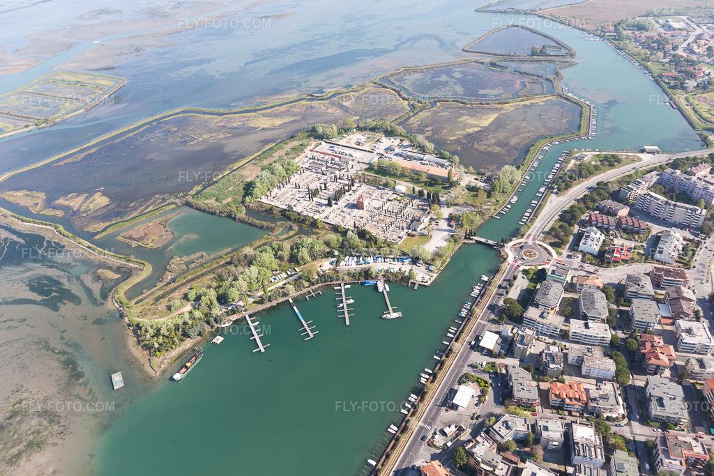 Aerial view: View of the town in Grado in the state Gorizia, Italy. – Photo: IMG_098089.jpg taken on 04/03/2017 by Werner Riehm/FLY-FOTO.com – Resolution of the original: 5472 x 3648 px