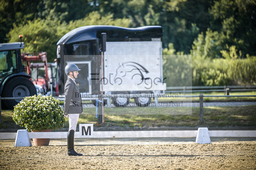 DOS_1128 | Entdecke hochwertige Reitturnierfotos von Foto Oger. Professionell, emotional und authentisch – jetzt Lieblingsmomente im Shop bestellen.Deutschlandweite Turnierfotografie. - Realisiert mit Pictrs.com