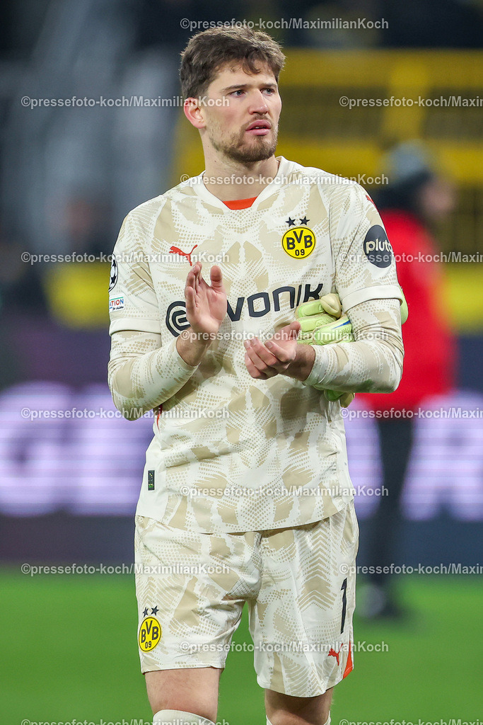 UCL11122401093 | 11.12.2024, UEFA Champions League, Borussia Dortmund - FC Barcelona, 8. Spieltag, Signal Iduna Park, Saison 2024 2025: Torwart Gregor Kobel (BVB #1) bei der Abschlussrunde