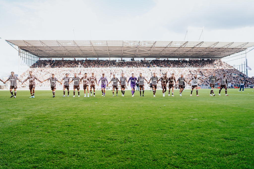 FCS05553 | Der offizielle Shop für FC St. Pauli Fotos. Wähle aus Spielszenen & Fanmomenten dein FCSP Wunschformat. Wir liefern Millerntor-Atmosphäre.