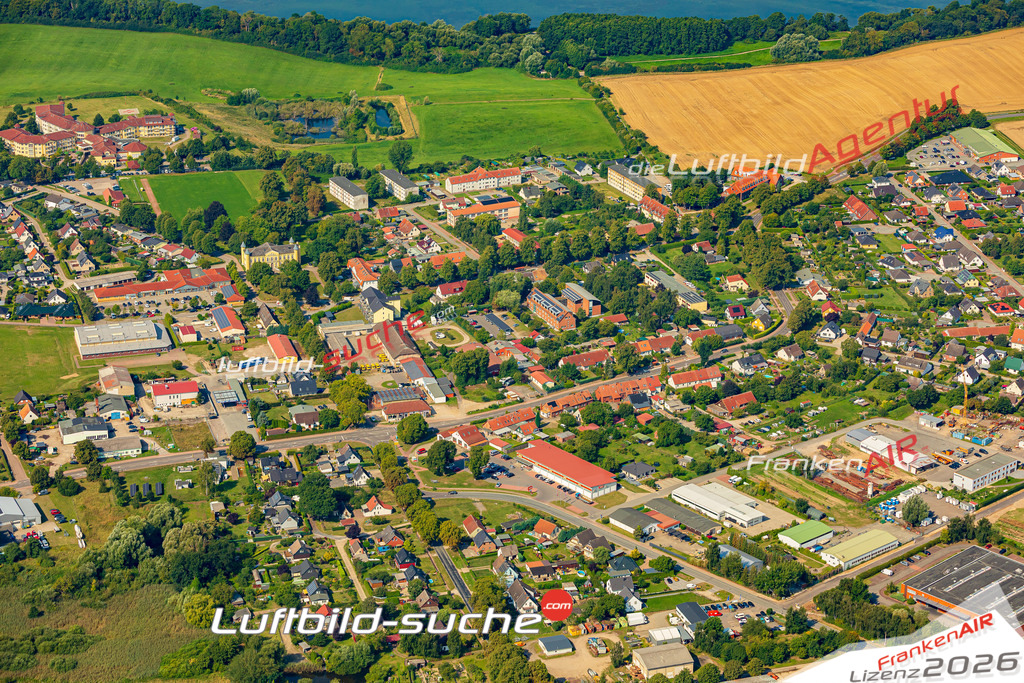 Luftbild der Stadt Leezen - Das Luftbild wurde 2025 vom UL-Flugzeug heraus erstellt ( keine Drohnenaufnahme ) - Hochauflösende Luftaufnahme - für Wandbilder und großformatige Ausdrucke geeignet. Das besondere Geschenk!Hier alle&nbsp;Infos zur Lizenzierung der LuftaufnahmeWir fliegen auch dieses Jahr wieder in Ihre Region um Luftbilder zu erstellen.- Luftbild anfragen