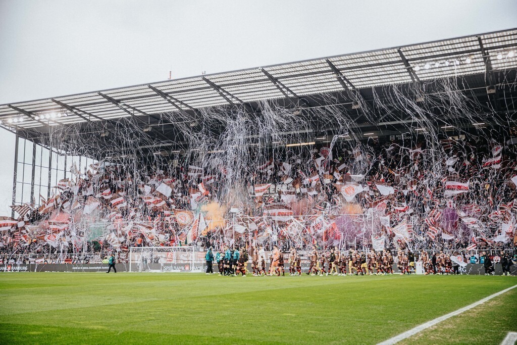 IMG_7129 | Der offizielle Shop für FC St. Pauli Fotos. Wähle aus Spielszenen & Fanmomenten dein FCSP Wunschformat. Wir liefern Millerntor-Atmosphäre.