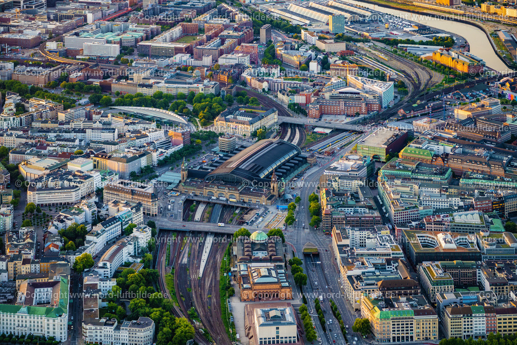 Hamburg_Hauptbahnhof_ELS_6447100822 | HAMBURG 10.08.2022 Gleisverlauf und Gebäude des Hauptbahnhofes der Deutschen Bahn entlang der bekannten Flaniermeile der Kirchenallee in Hamburg, Deutschland. Weiterführende Informationen bei: CARLISLE Construction Materials GmbH,  DB Netz AG,  DB Regio AG,  DB Station & Service AG,  Deutsche Bahn AG,  HGI - HÜGIN GROUP INTERNATIONAL GMBH CO.KG,  IBN Ingenieurbüro Noack,  INGENIEURBÜRO DR. BINNEWIES Ingenieurgesellschaft mbH,  S-Bahn Hamburg GmbH. // Track progress and building of the main station of the railway along the well-known promenade of Kirchenallee in Hamburg, Germany. Further information at: CARLISLE Construction Materials GmbH,  DB Netz AG,  DB Regio AG,  DB Station & Service AG,  Deutsche Bahn AG,  HGI - HUeGIN GROUP INTERNATIONAL GMBH CO.KG,  IBN Ingenieurbuero Noack,  INGENIEURBUeRO DR. BINNEWIES Ingenieurgesellschaft mbH,  S-Bahn Hamburg GmbH. Foto: Martin Elsen