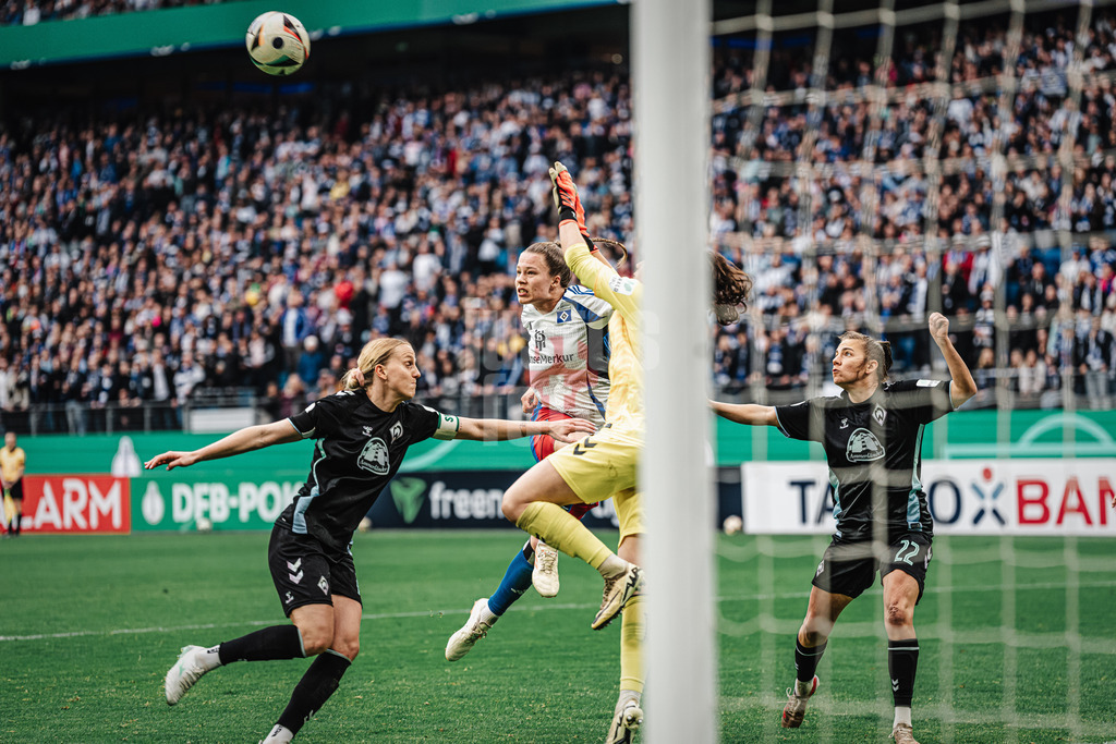 Fußball | Frauen | Saison 2024/2025  | DFB-Pokal der Frauen | Halbfinale | Hamburger SV vs. Werder Bremen | 23.03.2025 | Christin Meyer (#16, HSV) geht zum Kopfball