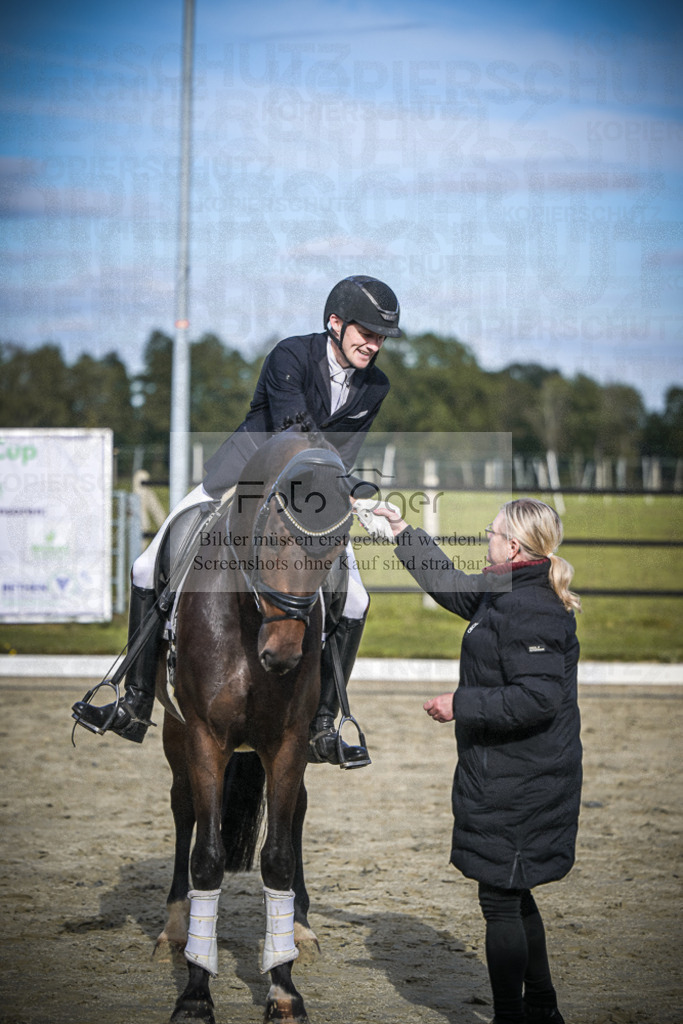 DOS_0035 | Entdecke hochwertige Reitturnierfotos von Foto Oger. Professionell, emotional und authentisch – jetzt Lieblingsmomente im Shop bestellen.Deutschlandweite Turnierfotografie. - Realisiert mit Pictrs.com