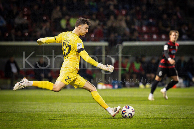 3. Liga: FC Viktoria Köln - TSV 1860 München, 06.03.2026 | Torwart Arne Schulz (Viktoria Köln, 27) beim Abschlag ; Köln, 06.03.2026 - 28. Spieltag der 3. Fußball-Liga: FC Viktoria Köln - TSV 1860 München im Sportpark Höhenberg in Köln.Die DFL-Bestimmungen verbieten die Verwendung von Fotografien als Bildsequenzen und / oder Quasi-Videos.