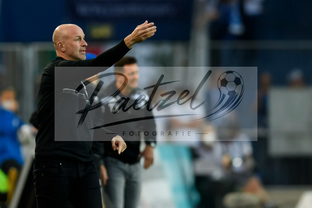 FCMFCK20210904_238 | Fussball, Herren: Trainer Marco Antwerpen (1. FC Kaiserslautern) gestikuliert beim Spiel der 3. Liga zwischen 1. FC Magdeburg und 1. FC Kaiserslautern in der MDCC-Arena am 04.09.2021 in Magdeburg, Deutschland.DFB / DFL REGULATIONS PROHIBIT ANY USE OF PHOTOGRAPHS AS IMAGE SEQUENCES AND/OR QUASI-VIDEO. - Realisiert mit Pictrs.com