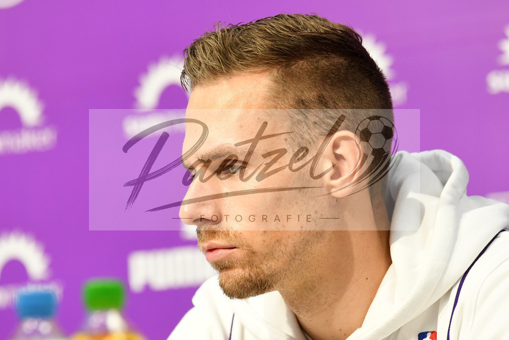 20200127_PKOSNA_0007 | Fußball, Herren: Maurice Trapp (VfL Osnabrück) schaut bei der Pressekonferenz des VfL Osnabrück am 27.01.2020 im Stadion an der Bremer Brücke in Osnabrück, Deutschland.(Foto von Nico Paetzel) - Realisiert mit Pictrs.com