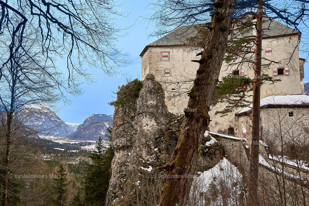 Auf Felsen gebaut - Schloss Stein nahe Dellach im Drautal | Professionelle Landschaftsfotografie, Inneneinrichtung, Kunst für Ihre Wohnung, Kanzlei, Praxis oder als Geschenk. Aussuchen und einfach liefern lassen. Raumgestaltungsberatung auf Anfrage. - Realisiert mit Pictrs.com