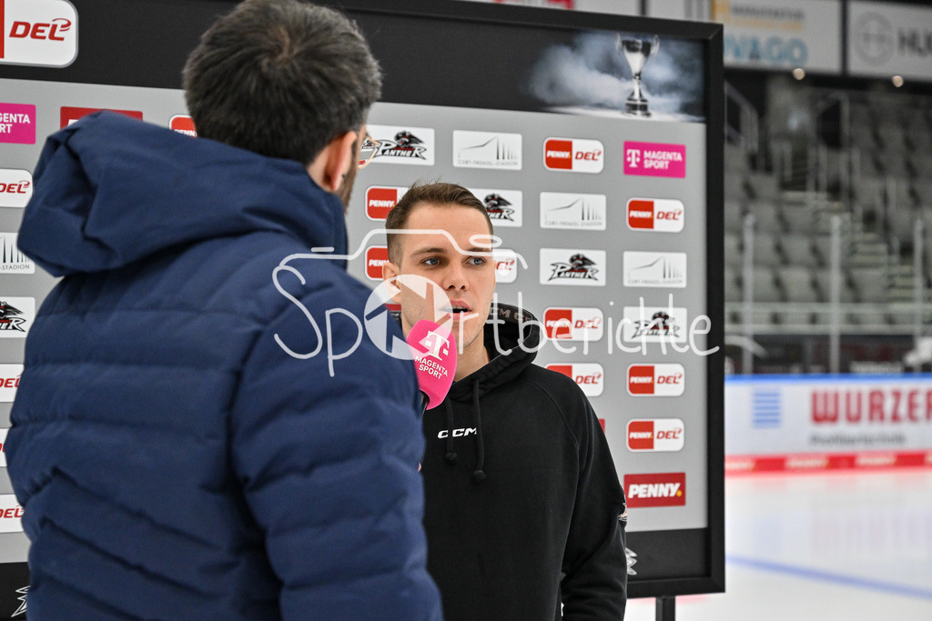 Augsburger Panther - Löwen Frankfurt  | im Bild Dennis LOBACH (Löwen Frankfurt #26) beim Interview von MagentaSport vor der Partie in Augsburg / DEL: Augsburger Panther - Loewen Frankfurt, Curt Frenzel Stadion am 12.01.2025