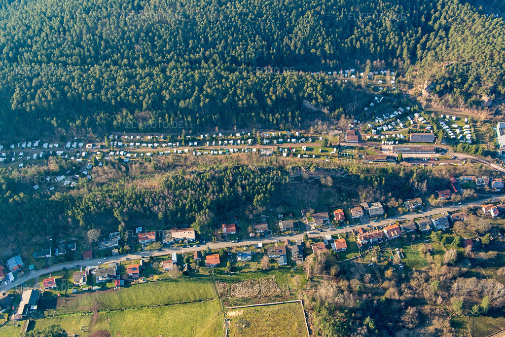 Luftbild: Dahn, Campingplatz Büttelwoog in Dahn im Bundesland Rheinland-Pfalz in Deutschland. Foto: IMG_086764.jpg vom 26.03.2016 durch Werner Riehm/FLY-FOTO.de