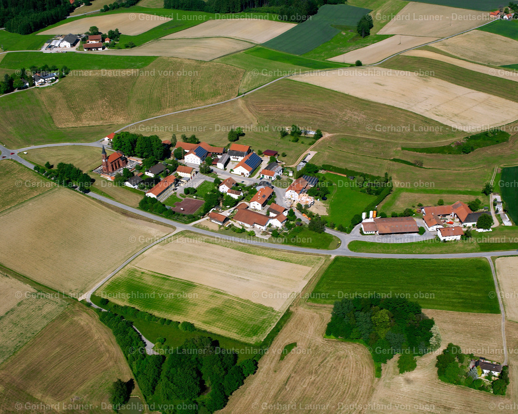 2600899 | WALD B.WINHöRING 09.06.2006 Landwirtschaftliche Nutzflächen und Feldgrenzen  umsäumen das Siedlungsgebiet des Dorfes in Wald b.Winhöring im Bundesland Bayern, Deutschland // Agricultural land and field boundaries surround the settlement area of the village  in Wald b.Winhöring in the state Bavaria, Germany Foto: Gerhard Launer