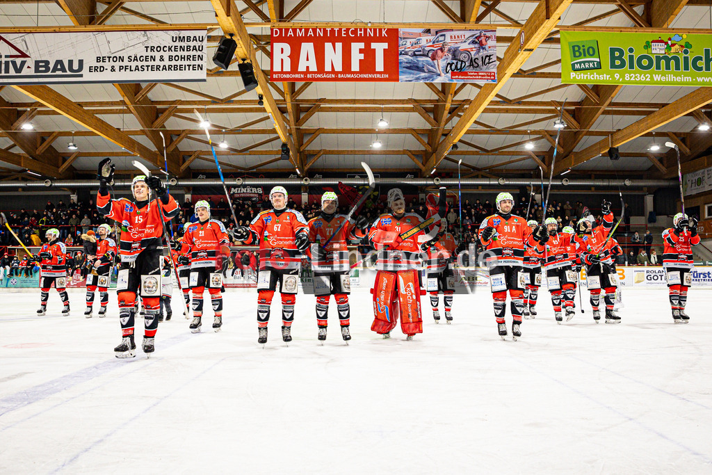 TSV Peißenberg MINERS gegen TSV Erding GLADIATORS | Eishockey Bayernliga Herren Vorrunde 2024/25, TSV Peißenberg MINERS gegen TSV Erding GLADIATORS, 20250119,Miners feiern Heimsieg,2025-01-19 in Peißenberg (Eisstadion Peißenberg)Copyright: WolfgangxLindner foto-lindner.de