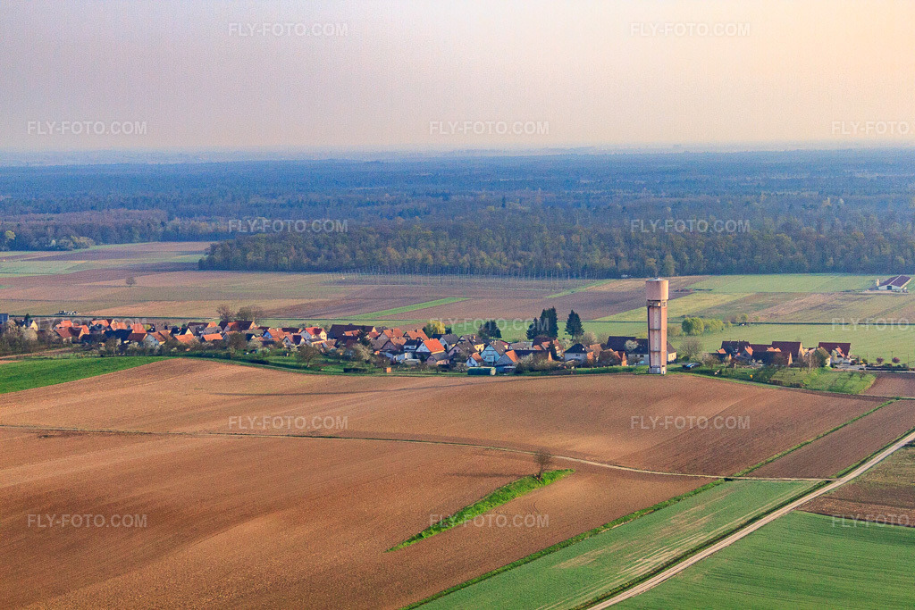 Aerial view: Rue Principale from the south with water tower in Schleithal in the state Bas-Rhin, France. – Photo: IMG_63630.jpg taken on 03/30/2014 by Werner Riehm/FLY-FOTO.com – Resolution of the original: 4752 x 3168 px