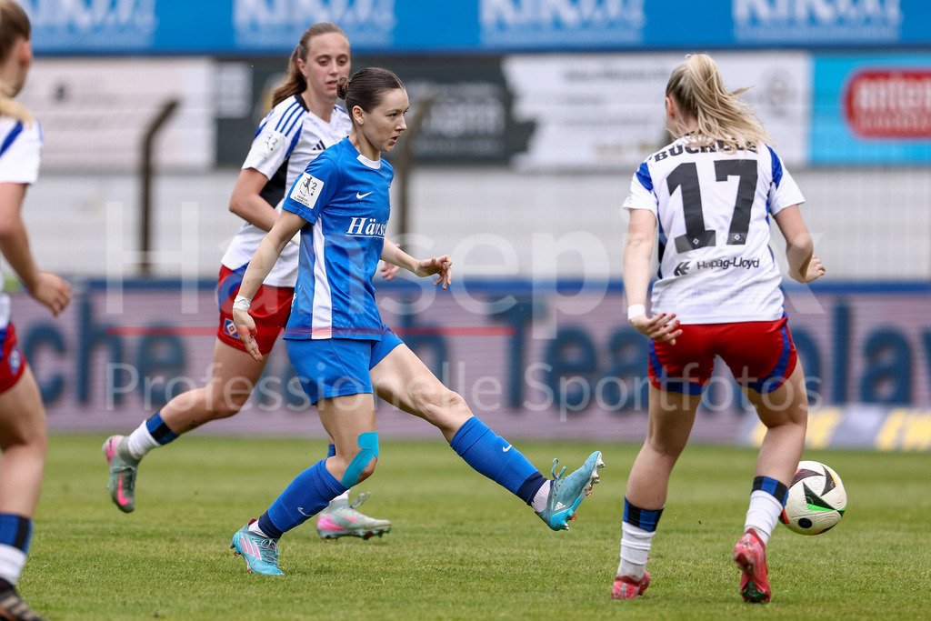 Fussball, 2. Frauen-Bundesliga, SV Meppen - Hamburger SV | Sonja Lux (SV Meppen, 15) am Ball, Einzelbild, Ganzkörper, Aktion, Action, Spielszene, DIE DFB-RICHTLINIEN UNTERSAGEN JEGLICHE NUTZUNG VON FOTOS ALS SEQUENZBILDER UND/ODER VIDEOÄHNLICHE FOTOSTRECKEN. DFB REGULATIONS PROHIBIT ANY USE OF PHOTOGRAPHS AS IMAGE SEQUENCES AND/OR QUASI-VIDEO.