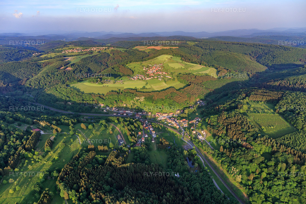 Vue aérienne: Vue de la ville depuis l'est à Frohmuhl dans le département Bas Rhin, France – .Photo: IMG_107287.jpg prise le 18/05/2018 par Werner Riehm/FLY-FOTO.eu – Résolution de l'original: 5472 x 3648 px