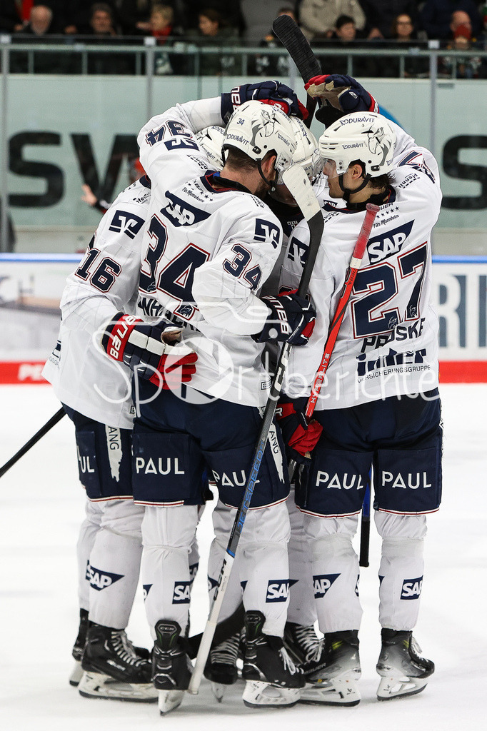 Augsburger Panther - Adler Mannheim | Stefan LOIBL (MERC #13) jubelt mit seinen Teamkollegen nach dem Siegtreffer im Penaltyschiessen gegen Augsburg / Auswaertssieg / Freude /
